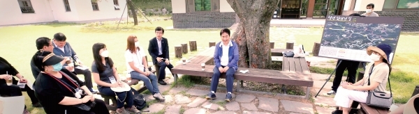 백 시장이 시민과 함께하는 청년 김대건길 투어에서 시민들과 이야기를 나누고 있다. 용인시 제공