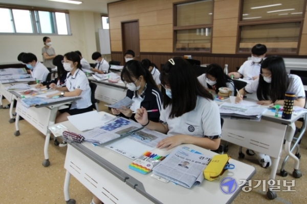삼일중학교 학생들이 지난 12일 2020 NIE 프로그램 '1일 기자체험' 수업을 하고 있다. 뉴스에 대한 관심을 높이고 신문제작을 체험해 볼 수 있는 이번 행사는 경기일보와 한국언론진흥재단이 주최했다. 윤원규기자