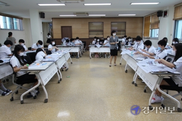 삼일중학교 학생들이 지난 12일 2020 NIE 프로그램 '1일 기자체험' 수업을 하고 있다. 뉴스에 대한 관심을 높이고 신문제작을 체험해 볼 수 있는 이번 행사는 경기일보와 한국언론진흥재단이 주최했다. 윤원규기자