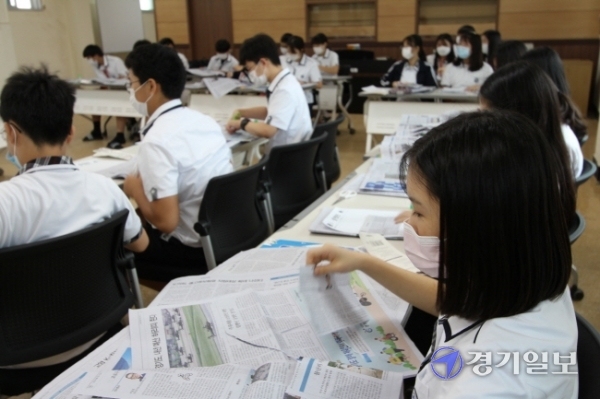 삼일중학교 학생들이 지난 12일 2020 NIE 프로그램 '1일 기자체험' 수업을 하고 있다. 뉴스에 대한 관심을 높이고 신문제작을 체험해 볼 수 있는 이번 행사는 경기일보와 한국언론진흥재단이 주최했다. 윤원규기자