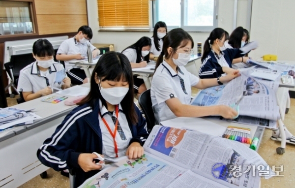 삼일중학교 학생들이 지난 12일 2020 NIE 프로그램 '1일 기자체험' 수업을 하고 있다. 뉴스에 대한 관심을 높이고 신문제작을 체험해 볼 수 있는 이번 행사는 경기일보와 한국언론진흥재단이 주최했다. 윤원규기자