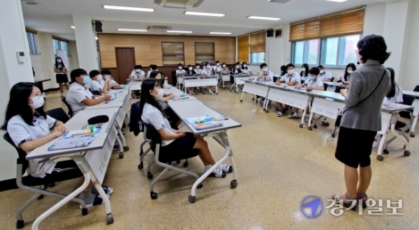 삼일중학교 학생들이 지난 12일 2020 NIE 프로그램 '1일 기자체험' 수업을 하고 있다. 뉴스에 대한 관심을 높이고 신문제작을 체험해 볼 수 있는 이번 행사는 경기일보와 한국언론진흥재단이 주최했다. 윤원규기자