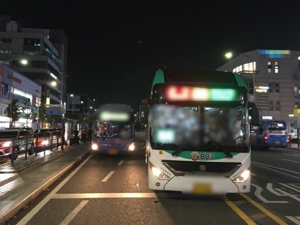 서울 시내버스 기사라고 밝힌 한 누리꾼이 경기도 버스의 원거리 정차 문제를 지적하면서 공개한 사진. 온라인 커뮤니티