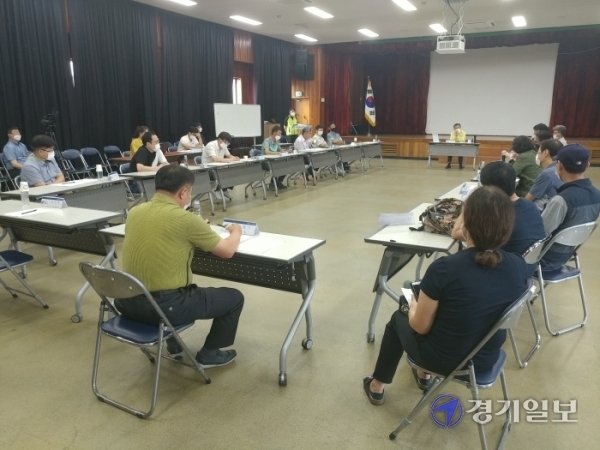 여주CGV복합상가 신축현장이 인근 주민들의 민원으로 공사가 중단된 가운데 이항진 여주시장과 관계공무원 등이 참석한 가운데 시청 대회의실에서 사업자와 민원인 간담회가 열리고 있다. 류진동기자