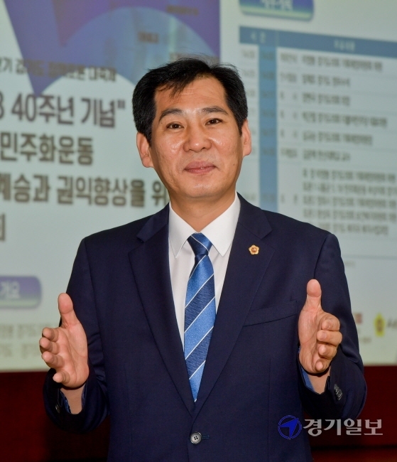 이번 토론회에서 좌장을 맡은 이영복 의원.