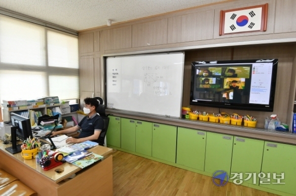 코로나19 재확산으로 정부가 수도권지역 유ㆍ초ㆍ중ㆍ고 원격수업 전환을 발표한 25일 수원 영화초등학교 5학년 2반 교실에서 담임교사가 26일부터 진행할 원격수업 준비를 하고 있다. 김시범기자