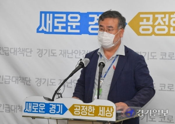 25일 오후 경기도청 브리핑룸에서 송기춘 나눔의 집 민관합동조사단 공동단장이 나눔의 집 관련 브리핑을 하고 있다. 윤원규기자