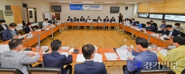 25일 오후 경기도의회 소회의실에서 열린 ‘경기도ㆍ경기도교육청-경기도의회, 1차 정책조정회의’에서 관계자들이 도정 관련 의견을 나누고 있다. 윤원규기자