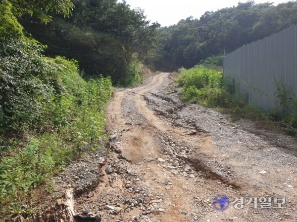 집중호우 때마다 피해가 반복되고 있는 연천군 전곡읍 양연로 402번길. 이 때문에 리도 지정과 함께 확포장이 시급하다. 송진의기자