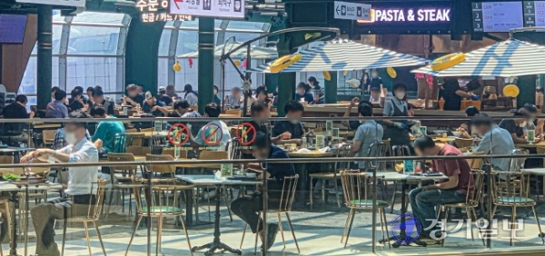 26일 오후 시흥하늘휴게소 푸드코트가 점심식사를 하는 이용객들로 붐비고 있다.조주현기자
