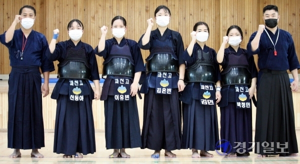 대한검도회장기 전국중ㆍ고대회 여고부 단체전서 3연패를 달성한 과천고 검도부. 김경수기자