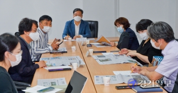 경기일보 독자권익위원회 8월 회의가 열린 27일 본보 중회의실에서 독자권익위 위원들이 지난달 본보 편집내용에 대해 평가하고 있다. 윤원규기자
