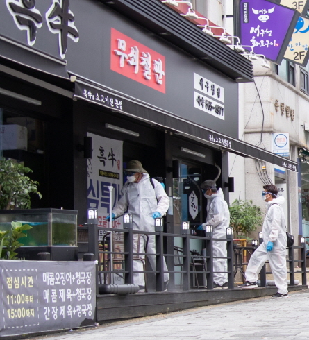 인천 서구 긴급방역팀이 28일 오후 2시부터 주님의교회가 있는 심곡동과 서구청 주변을 방역하고 있다. 서구제공