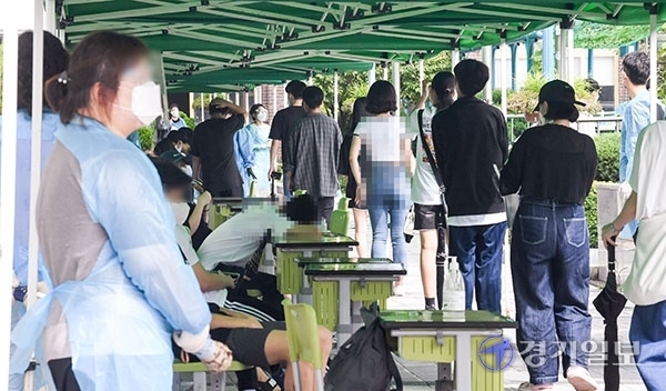 29일 코로나19 확진자가 발생한 인천시 서구의 한 고등학교에서 학생들이 긴급히 설치한 선별진료소에서 검사를 받고 있다.  이날 확진 판정을 받은 학생은 서구 심곡동 ‘주님의교회’ 관련 확진자의 자녀로 검사를 받아 양성 판정을 받았다. 장용준기자