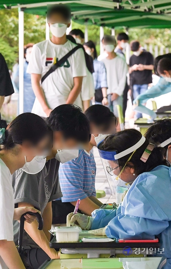 29일 코로나19 확진자가 발생한 인천시 서구의 한 고등학교에서 학생들이 긴급히 설치한 선별진료소에서 검사를 받고 있다.  이날 확진 판정을 받은 학생은 서구 심곡동 ‘주님의교회’ 관련 확진자의 자녀로 검사를 받아 양성 판정을 받았다. 장용준기자
