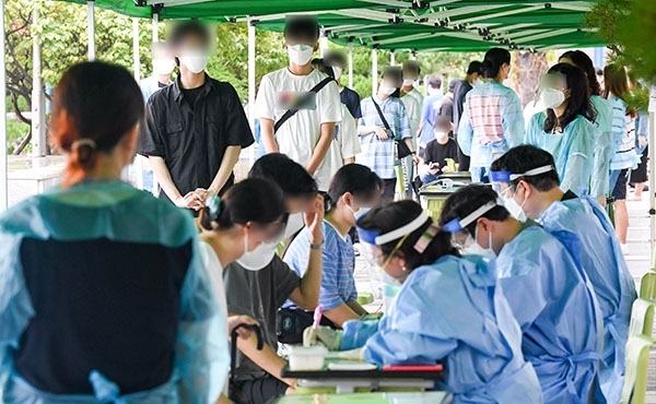 29일 코로나19 확진자가 발생한 인천시 서구의 한 고등학교에서 학생들이 긴급히 설치한 선별진료소에서 검사를 받고 있다.  이날 확진 판정을 받은 학생은 서구 심곡동 ‘주님의교회’ 관련 확진자의 자녀로 검사를 받아 양성 판정을 받았다. 장용준기자