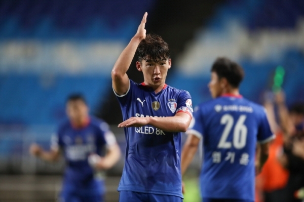 29일 밤 수원월드컵경기장에서 열린 프로축구 ‘하나원큐 K리그1 2020’ 18라운드에서 후반에만 2골을 넣으며 팀의 3대1 승리에 앞장선 김민우가 골을 넣은 뒤 세리머니를 펼치고 있다. 한국프로축구연맹 제공