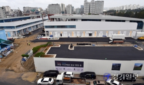 30일 오전 수원농수산물도매시장 과일, 수산동이 재개장을 일주일여 앞두고 마무리공사가 한창이다. 당초 31일 완공될 예정이었으나 긴 장마 여파로 공사가 늦어져 다음달 7일까지 이전을 마치고 첫 경매를 진행할 예정이다. 김시범기자