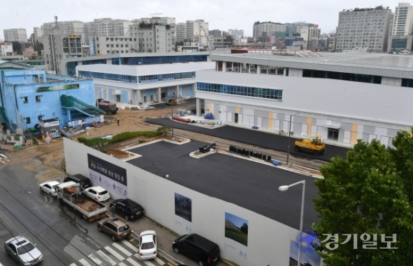 30일 오전 수원농수산물도매시장 과일, 수산동이 재개장을 일주일여 앞두고 마무리공사가 한창이다. 당초 31일 완공될 예정이었으나 긴 장마 여파로 공사가 늦어져 다음달 7일까지 이전을 마치고 첫 경매를 진행할 예정이다. 김시범기자