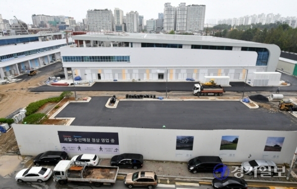 30일 오전 수원농수산물도매시장 과일, 수산동이 재개장을 일주일여 앞두고 마무리공사가 한창이다. 당초 31일 완공될 예정이었으나 긴 장마 여파로 공사가 늦어져 다음달 7일까지 이전을 마치고 첫 경매를 진행할 예정이다. 김시범기자