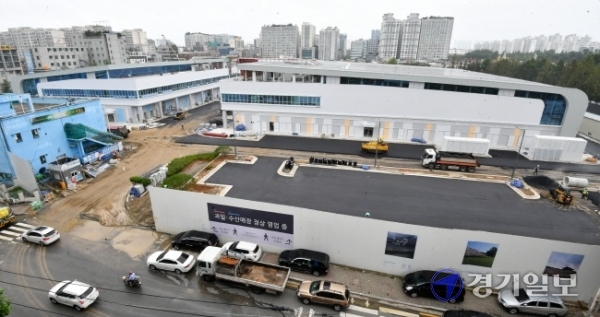 30일 오전 수원농수산물도매시장 과일, 수산동이 재개장을 일주일여 앞두고 마무리공사가 한창이다. 당초 31일 완공될 예정이었으나 긴 장마 여파로 공사가 늦어져 다음달 7일까지 이전을 마치고 첫 경매를 진행할 예정이다. 김시범기자