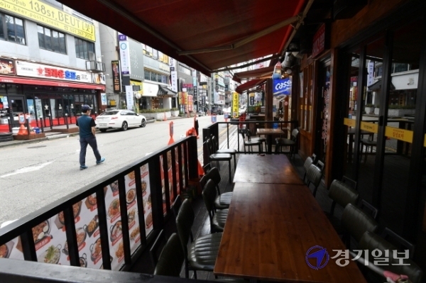 수도권지역 사회적 거리두기가 2.5단계로 강화된 30일 오후 수원시 인계동 번화가 상점마다 임시휴업 및 영업방식 변화를 알리는 안내문이 내걸려 있다. 김시범기자