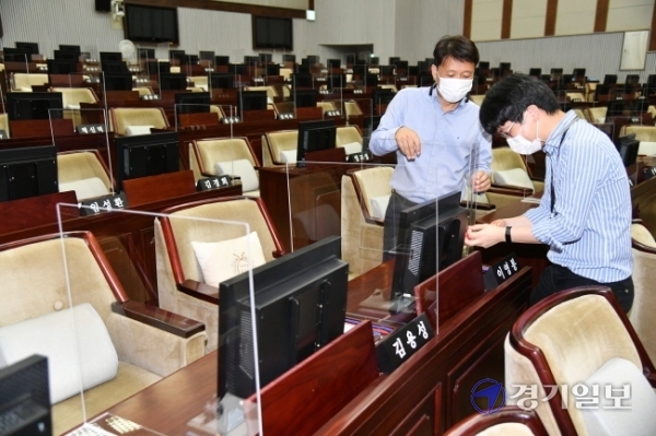경기도의회 제346회 임시회 개회를 하루 앞둔 31일 오전 도의회 본회의장에서 관계자들이 의원석간에 비말 차단용 칸막이를 설치하고 있다. 김시범기자