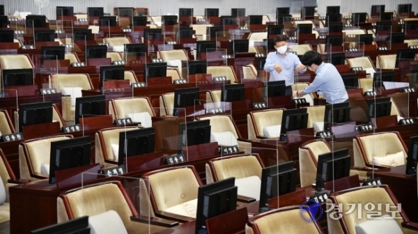 경기도의회 제346회 임시회 개회를 하루 앞둔 31일 오전 도의회 본회의장에서 관계자들이 의원석간에 비말 차단용 칸막이를 설치하고 있다. 김시범기자