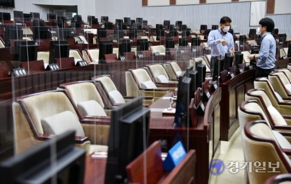 경기도의회 제346회 임시회 개회를 하루 앞둔 31일 오전 도의회 본회의장에서 관계자들이 의원석간에 비말 차단용 칸막이를 설치하고 있다. 김시범기자