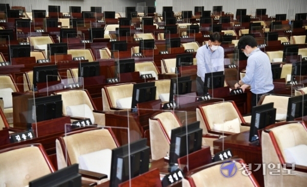 경기도의회 제346회 임시회 개회를 하루 앞둔 31일 오전 도의회 본회의장에서 관계자들이 의원석간에 비말 차단용 칸막이를 설치하고 있다. 김시범기자