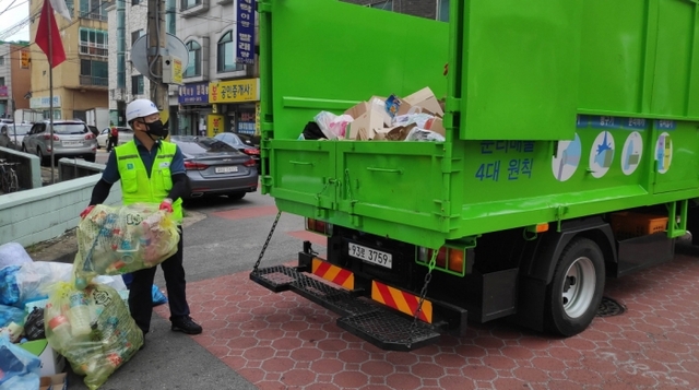 인천 연수구가 운영 중인 비압착식 재활용품 전용수거 차량. 연수구 제공