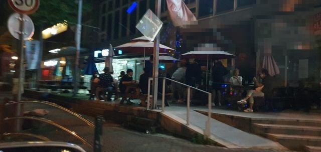 ▲ 21시 이후 삼삼오오 모인 야외 취식공간