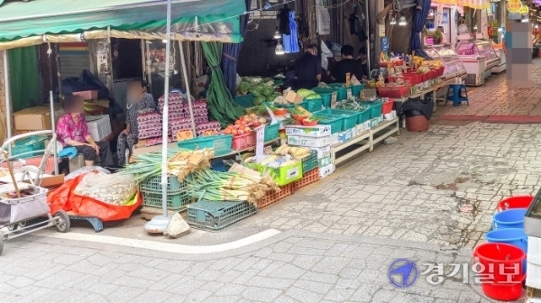1일 오후 인천 남동구 구월동 모래내시장이 코로나19 영향으로 손님 발 길이 끊긴채 한산하기만 하다. 강정규기자