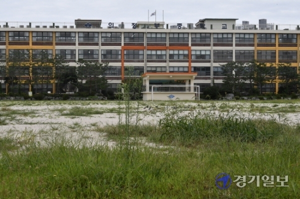 코로나19 여파로 전국의 8,000여 개 학교가 등교 수업을 중지한 가운데 1일 오후 학생들의 발길이 끊긴 의정부시 한 중학교 운동장이 온통 잡초로 뒤덮여 있다.조주현기자