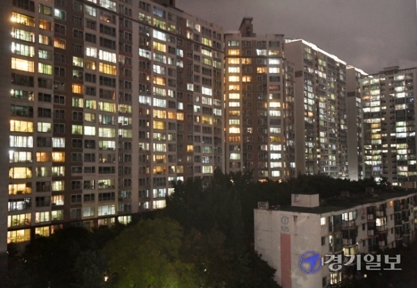 사회적 거리두기 2.5단계 조치로 시민들의 귀가시간이 빨라지면서 2일 오후 8시께 수원시 인계동 아파트단지 주차장이 가득차고 가정마다 불이 환히 켜져있다. 김시범기자
