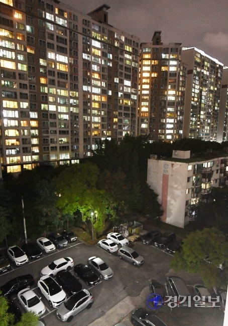 사회적 거리두기 2.5단계 조치로 시민들의 귀가시간이 빨라지면서 2일 오후 8시께 수원시 인계동 아파트단지 주차장이 가득차고 가정마다 불이 환히 켜져있다. 김시범기자
