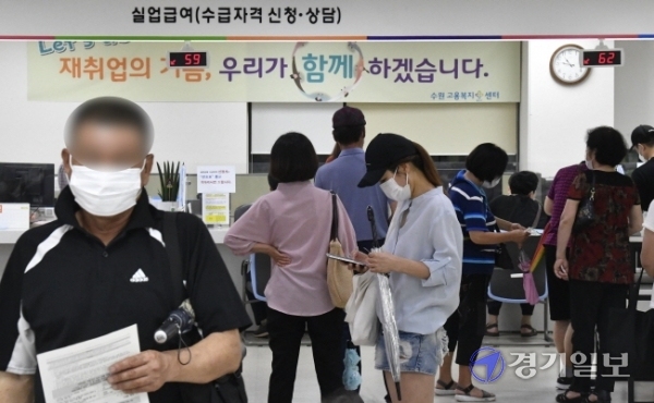 사회적 거리두기 2.5단계 조치로 영업제한을 받은 프랜차이즈 카페와 음식점 종사자들의 고용불안이 커지고 있는 가운데 2일 오전 수원고용복지플러스센터에 실업급여 신청자들이 몰려 있다. 조주현기자