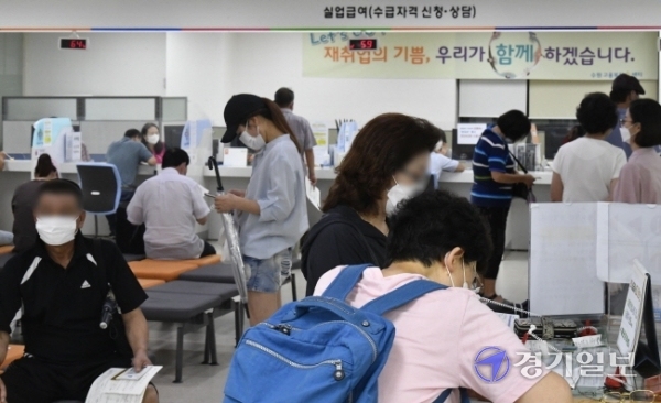사회적 거리두기 2.5단계 조치로 영업제한을 받은 프랜차이즈 카페와 음식점 종사자들의 고용불안이 커지고 있는 가운데 2일 오전 수원고용복지플러스센터에 실업급여 신청자들이 몰려 있다. 조주현기자