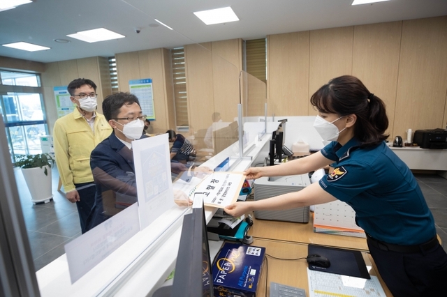▲ 3일 경기도가 코로나19 진단검사 거부자 20명을 ‘감염병 예방 및 관리에 관한 법률’ 위반 혐의로 경기남부지방경찰청에 고발장을 접수하고 있다.경기도 제공