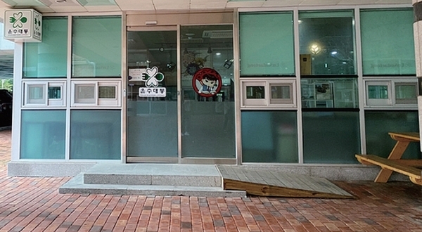 학생과 학부모가 직접 운영하는 매점 ‘운수대통’ 전경과 내부 모습. 운양고등학교 제공
