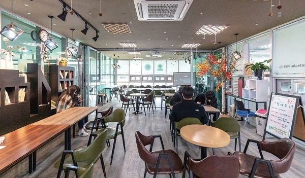 학생과 학부모가 직접 운영하는 매점 ‘운수대통’ 내부 모습. 운양고등학교 제공