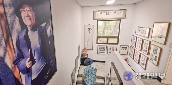 조병화문학관은 1993년 조 시인이 대지를 제공하고 국고의 지원을 받아 문화사랑방으로 지어졌다. 제1전시실에는 기획전시물과 그가 남긴 53권의 창작시집, 수필집, 화집 등 160여 권의 서적이 전시되어 있다. 윤원규기자