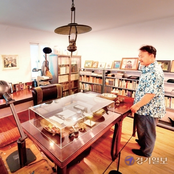 효심이 지극했던 조병화 시인은 1962년 어머니인 진종 여사가 별세하자 자신의 호인 ‘편운’을 딴 편운재를 짓고 어머님을 기렸다. 편운재 집필실의 모습. 윤원규기자