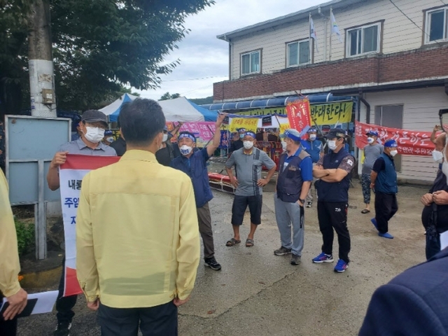 지난 2일 여주시 북내면 주암2리 마을회관 앞에서 여주 천연가스발전소 송전선로 지중화에 반대하는 주민들이 이항진 시장에게 항의하며 송전선로 지상화 결사반대 진정서를 전달하고 있다. 주민 제공