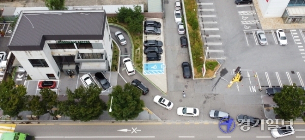 사회적거리두기 2.5단계 조치에 따라 프랜차이즈 카페의 실내 취식이 금지된 가운데 3일 오후 스타벅스 수원망포DT점 드라이브 스루에 차량 행렬이 이어지고 있다.조주현기자