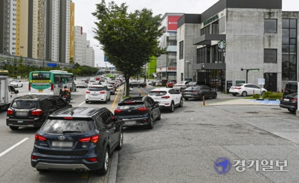 사회적거리두기 2.5단계 조치에 따라 프랜차이즈 카페의 실내 취식이 금지된 가운데 3일 오후 스타벅스 수원망포DT점 드라이브 스루에 차량 행렬이 이어지고 있다.조주현기자