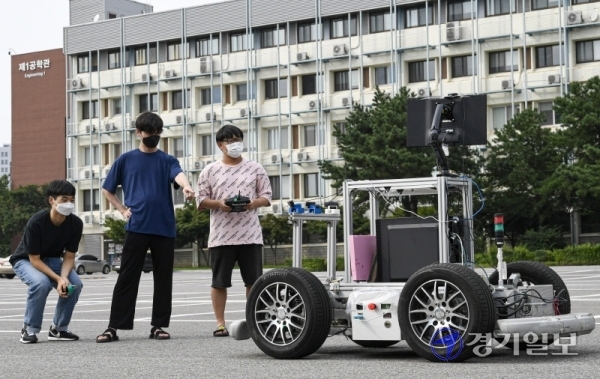 정부가 내년도 연구개발(R&D) 예산을 27조 규모로 늘리며 본격적인 포스트 코로나 시대를 대비한 신산업 육성에 나선 가운데 5일 오후 수원시 성균관대학교 공학관 앞에서 기계공학부 자율자동차 동아리 'HEVEN' 소속 학생들이 오는 25일 개최되는 국제대학생자작자동차대회 출전을 앞두고 자율주행차인 'HEVEN-A'의 시험주행을 하고 있다. 조주현기자