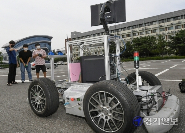 정부가 내년도 연구개발(R&D) 예산을 27조 규모로 늘리며 본격적인 포스트 코로나 시대를 대비한 신산업 육성에 나선 가운데 5일 오후 수원시 성균관대학교 공학관 앞에서 기계공학부 자율자동차 동아리 'HEVEN' 소속 학생들이 오는 25일 개최되는 국제대학생자작자동차대회 출전을 앞두고 자율주행차인 'HEVEN-A'의 시험주행을 하고 있다. 조주현기자