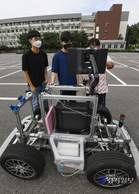 정부가 내년도 연구개발(R&D) 예산을 27조 규모로 늘리며 본격적인 포스트 코로나 시대를 대비한 신산업 육성에 나선 가운데 5일 오후 수원시 성균관대학교 공학관 앞에서 기계공학부 자율자동차 동아리 'HEVEN' 소속 학생들이 오는 25일 개최되는 국제대학생자작자동차대회 출전을 앞두고 자율주행차인 'HEVEN-A'의 시험주행을 하고 있다. 조주현기자