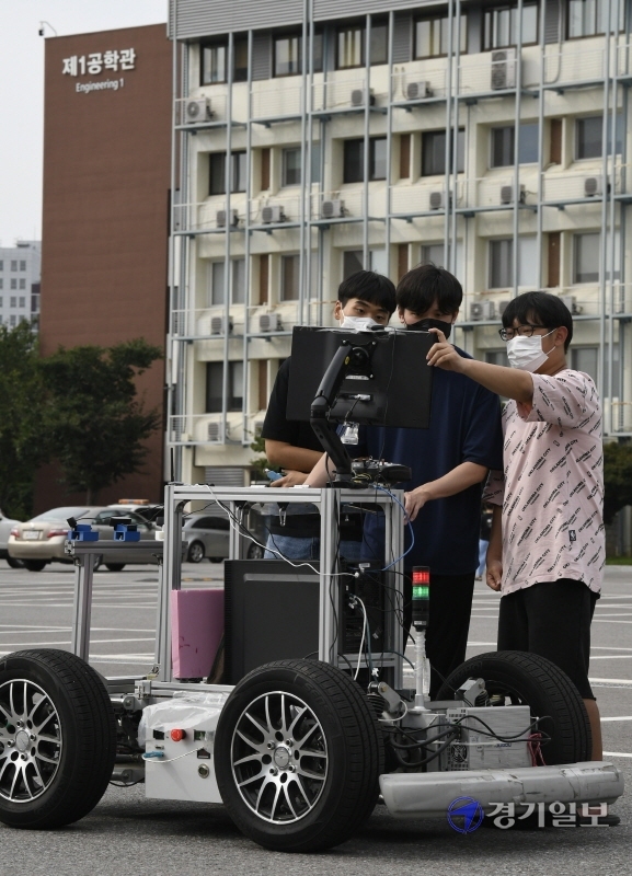 정부가 내년도 연구개발(R&D) 예산을 27조 규모로 늘리며 본격적인 포스트 코로나 시대를 대비한 신산업 육성에 나선 가운데 5일 오후 수원시 성균관대학교 공학관 앞에서 기계공학부 자율자동차 동아리 'HEVEN' 소속 학생들이 오는 25일 개최되는 국제대학생자작자동차대회 출전을 앞두고 자율주행차인 'HEVEN-A'의 시험주행을 하고 있다. 조주현기자